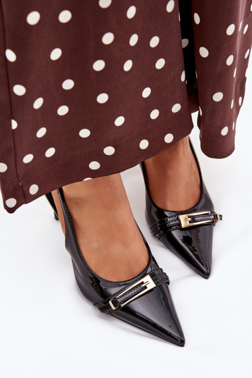 con efecto barniz Zapatos con tacones finos con hebillas doradas de color negro Vivae