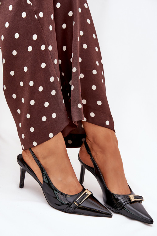 con efecto barniz Zapatos con tacones finos con hebillas doradas de color negro Vivae