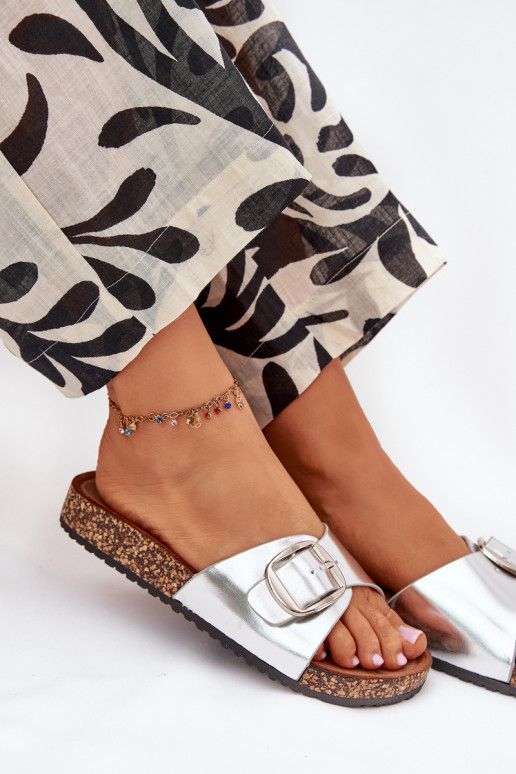 zapatillas de mujer con una plataforma con hebillas color plata Vianara