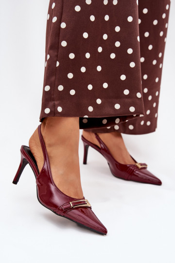 Zapatos de color burdeos con tacones finos y hebillas doradas con efecto charol