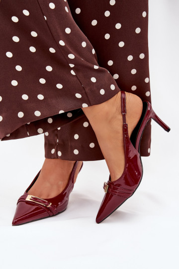 Zapatos de color burdeos con tacones finos y hebillas doradas con efecto charol 2