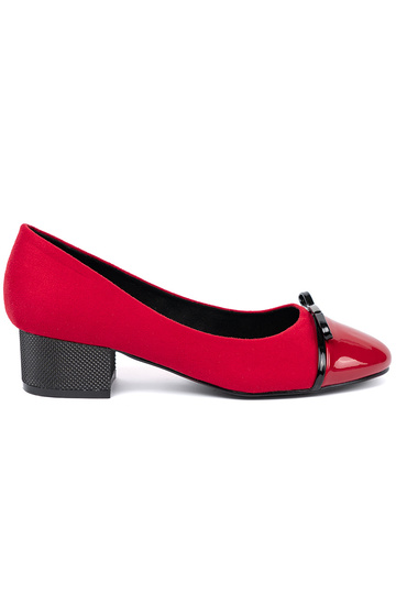 color rojo tacones altos con un arco i lakieroAanym noskiem 2