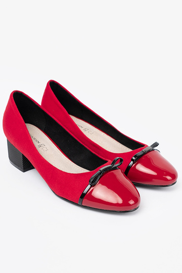 color rojo tacones altos con un arco i lakieroAanym noskiem