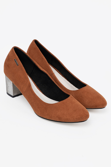 color marrón tacones altos z ozdobnym platam obcasem