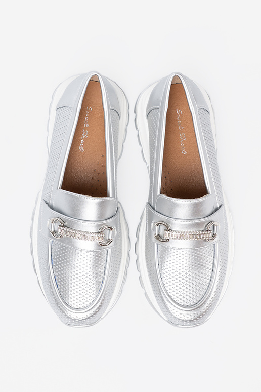 color plata mocasines z dekoracyjnym doradom elementem