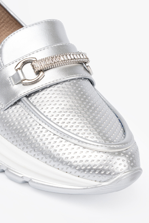 color plata mocasines z dekoracyjnym doradom elementem