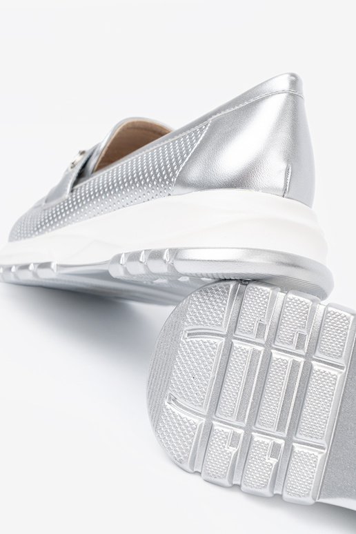 color plata mocasines z dekoracyjnym doradom elementem