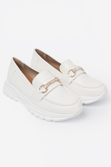 el color blanco mocasines z dekoracyjnym doradom elementem.