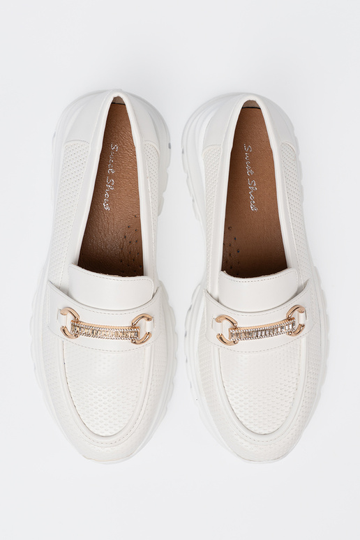 el color blanco mocasines z dekoracyjnym doradom elementem.