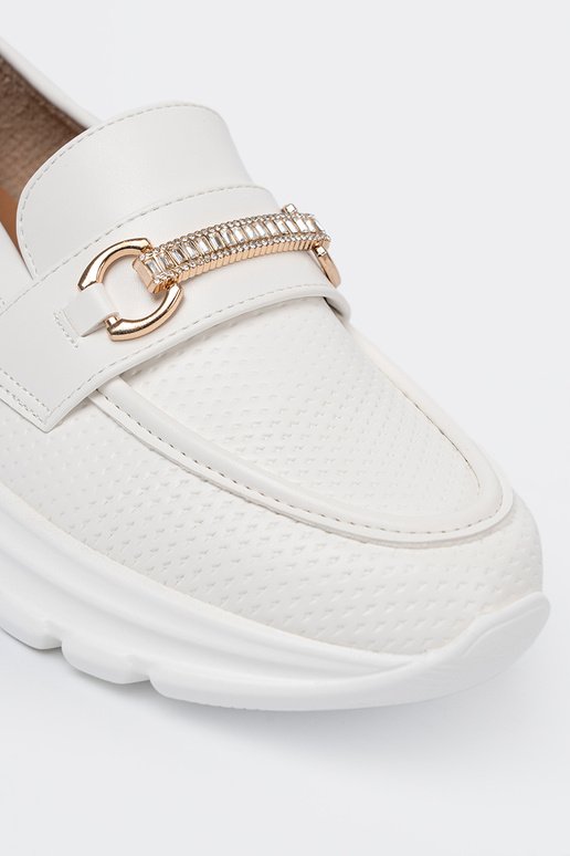 el color blanco mocasines z dekoracyjnym doradom elementem.