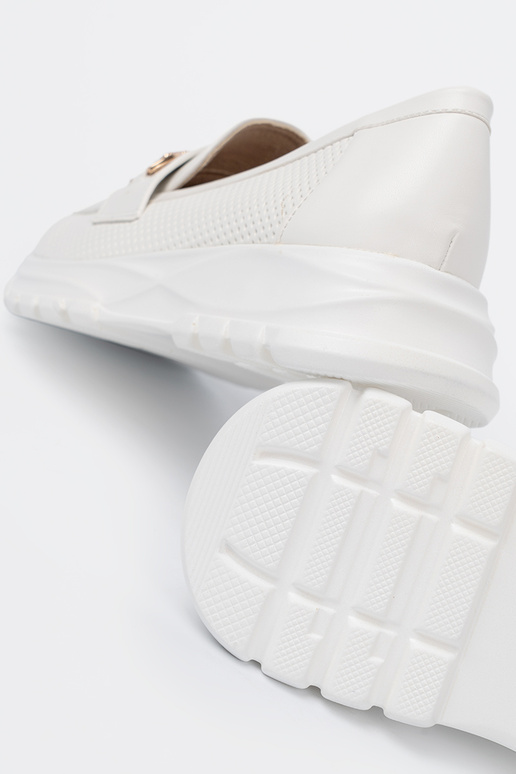 el color blanco mocasines z dekoracyjnym doradom elementem.