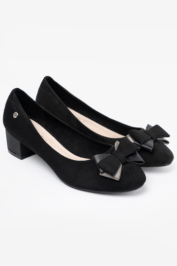 de color negro tacones altos con un arco en el talon