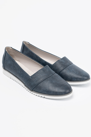 azul oscuro mocasines sobre una suela blanca