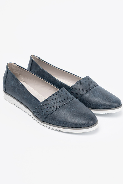 azul oscuro mocasines sobre una suela blanca