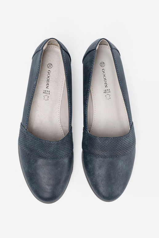 azul oscuro mocasines sobre una suela blanca