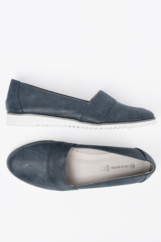 azul oscuro mocasines sobre una suela blanca