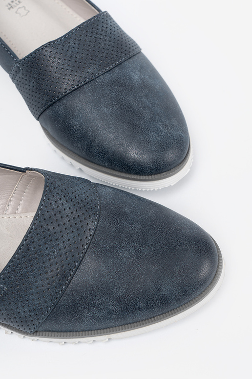 azul oscuro mocasines sobre una suela blanca