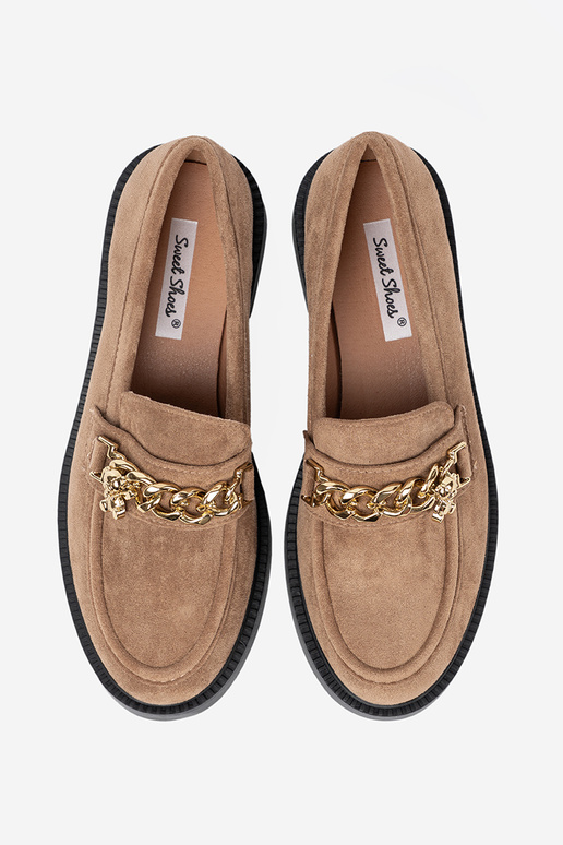 beige mocasines z doradom łańcuchem.