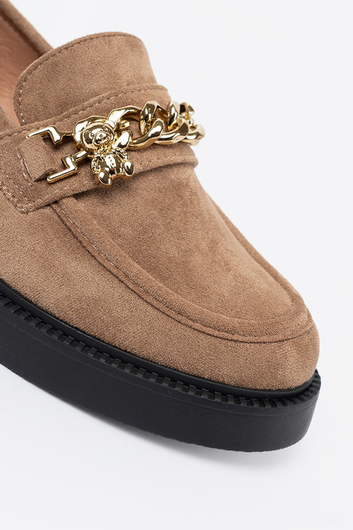beige mocasines z doradom łańcuchem.