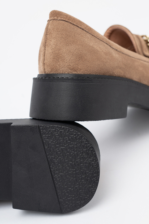 beige mocasines z doradom łańcuchem.