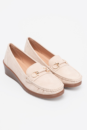 beige mocasines en una cuña z ozdobnym łańcuszkiem