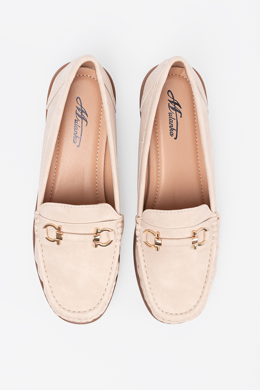 beige mocasines en una cuña z ozdobnym łańcuszkiem