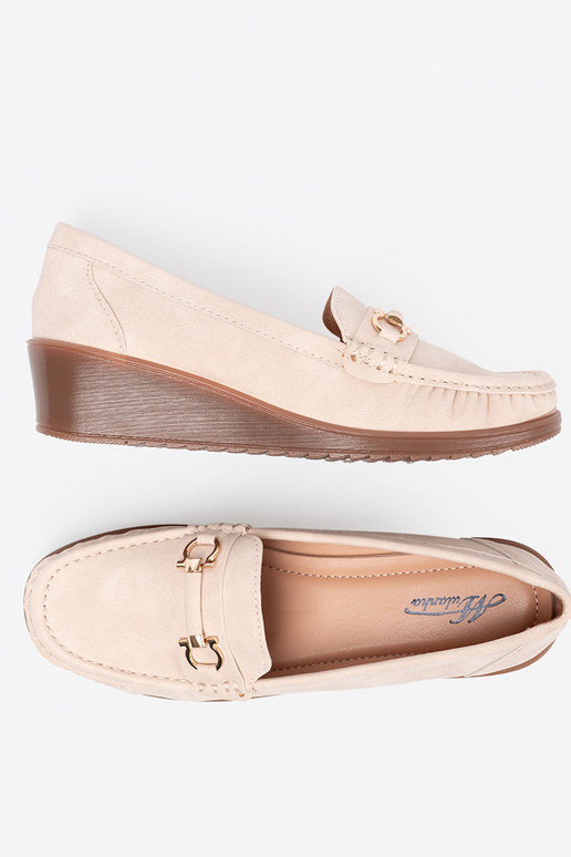 beige mocasines en una cuña z ozdobnym łańcuszkiem