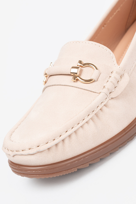 beige mocasines en una cuña z ozdobnym łańcuszkiem