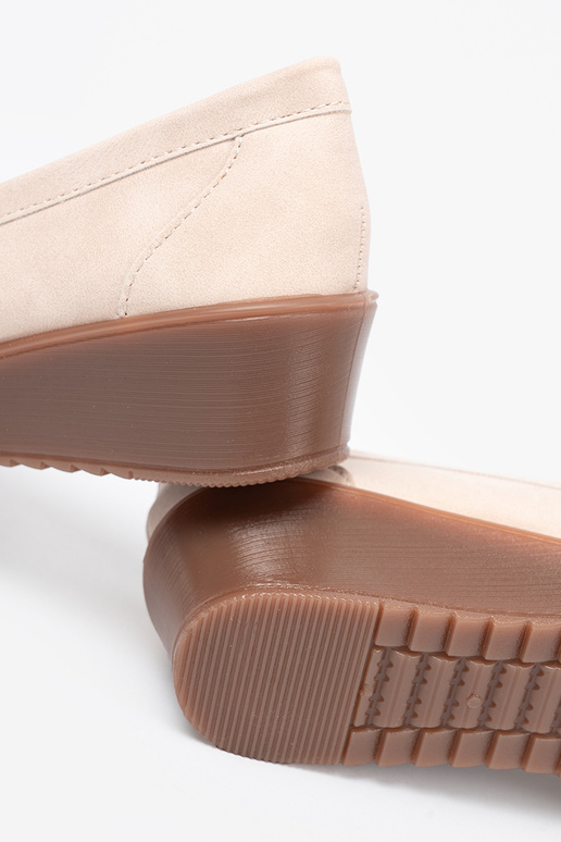 beige mocasines en una cuña z ozdobnym łańcuszkiem