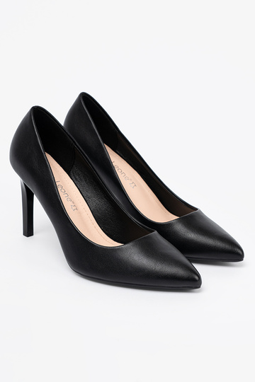 modelo clásico de color negro tacones altos en un tacón alto