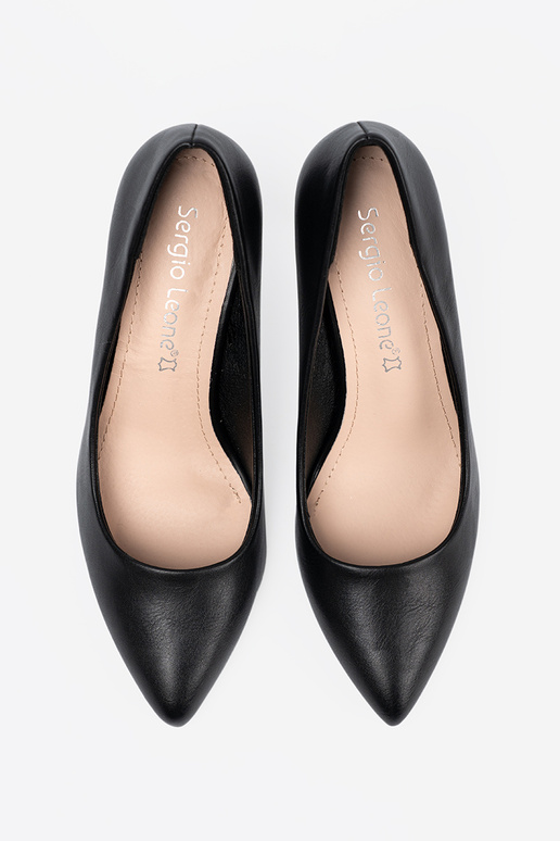 modelo clásico de color negro tacones altos en un tacón alto