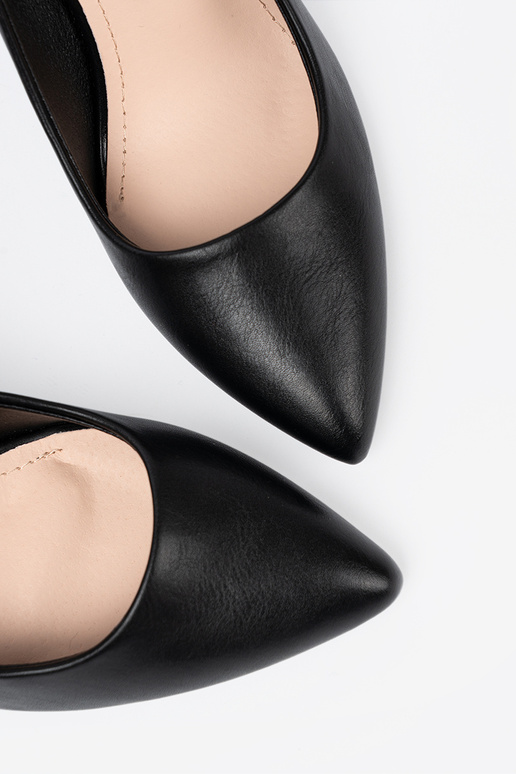 modelo clásico de color negro tacones altos en un tacón alto