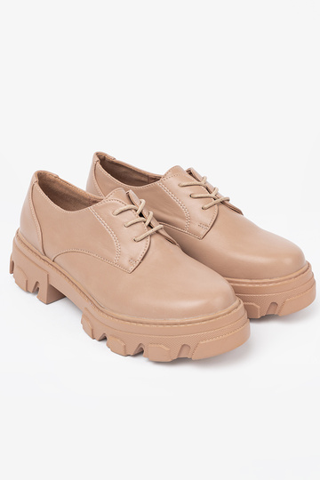 beige atado medio zapatos con una plataforma