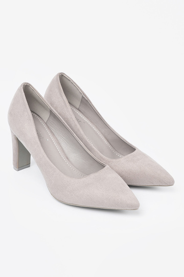modelo clásico color gris tacones altos de gamuza en tacones altos