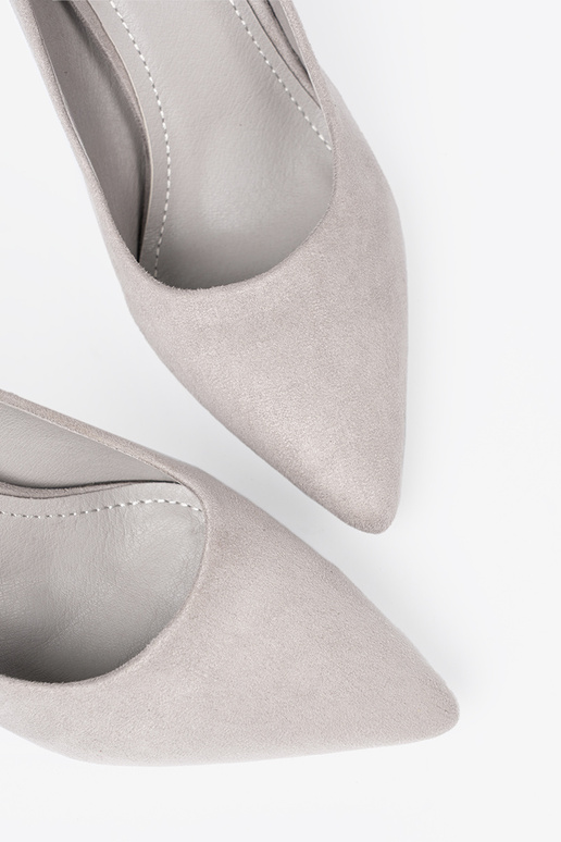 modelo clásico color gris tacones altos de gamuza en tacones altos