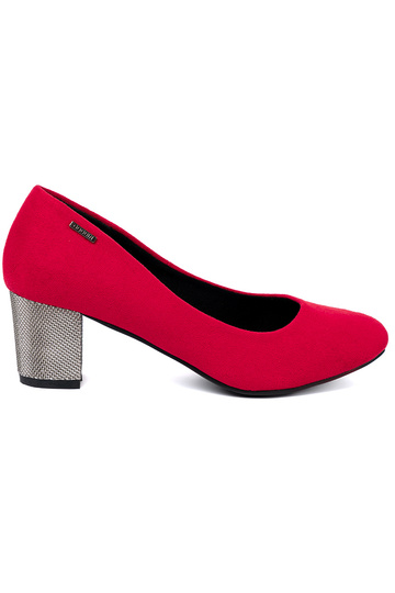 color rojo tacones altos na platam słupku 2