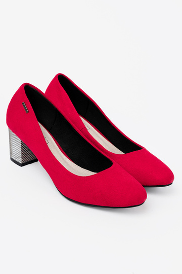 color rojo tacones altos na platam słupku