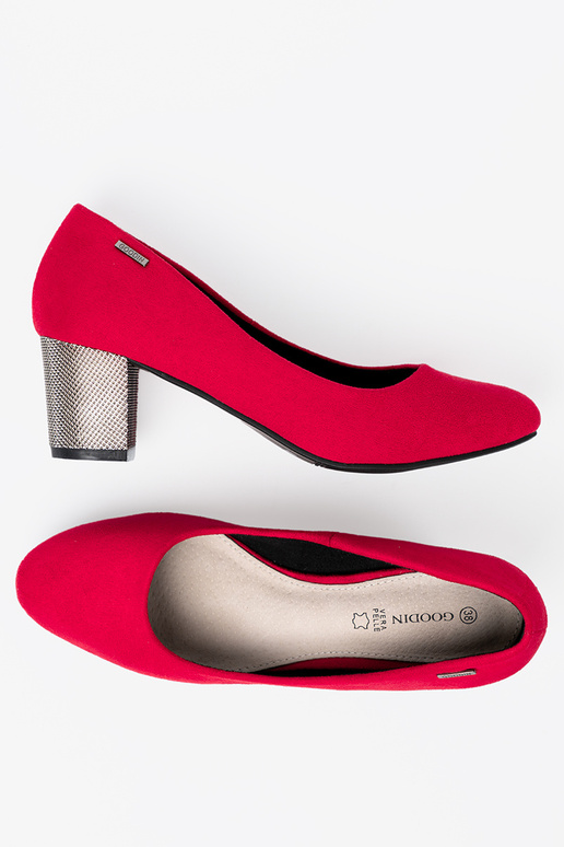 color rojo tacones altos na platam słupku color rojo tacones altos na platam słupku