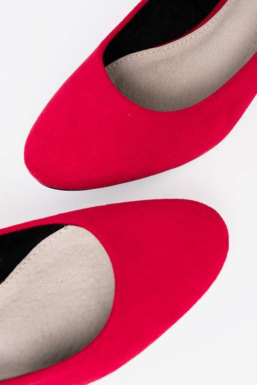 color rojo tacones altos na platam słupku color rojo tacones altos na platam słupku