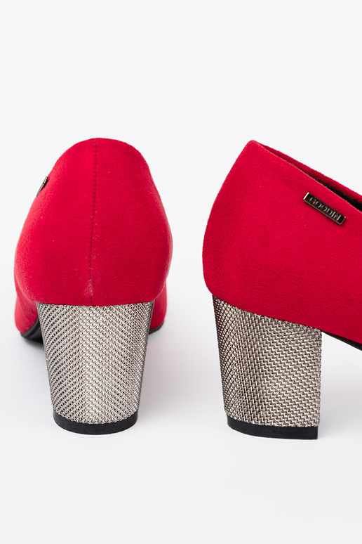 color rojo tacones altos na platam słupku color rojo tacones altos na platam słupku