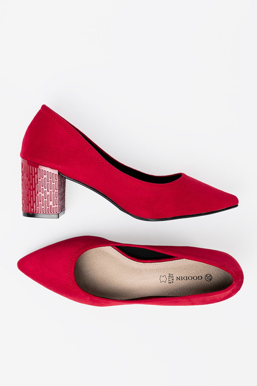 Estilo elegante tacones altos na ozdobnym słupku