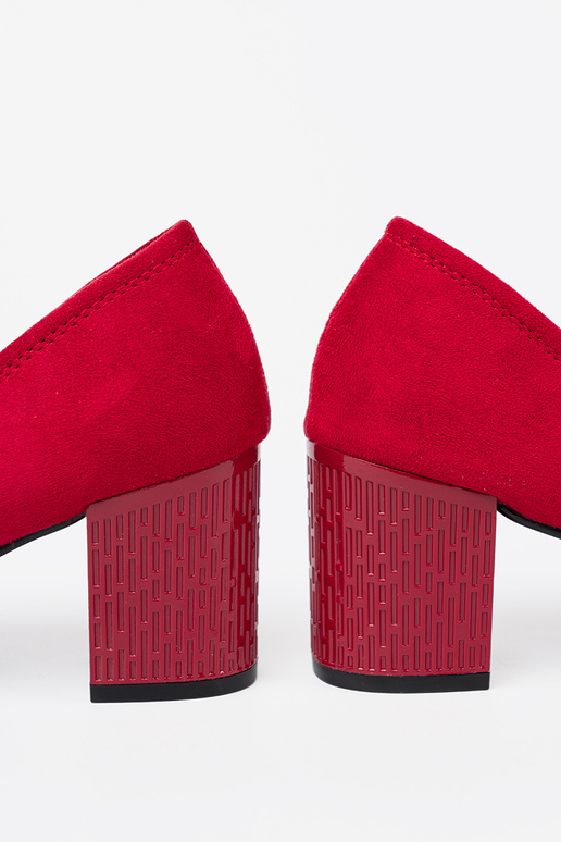 Estilo elegante tacones altos na ozdobnym słupku