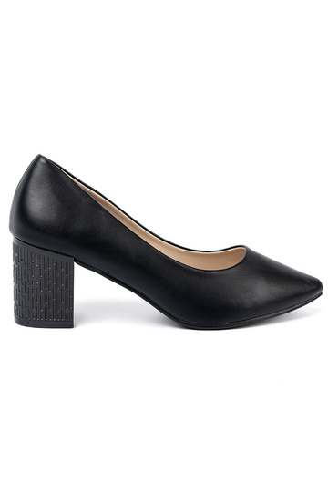 de color negro tacones altos na efektoAnym słupku 2