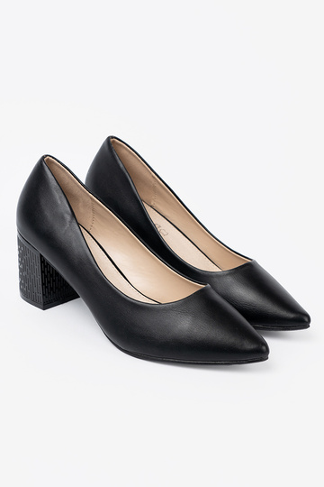 de color negro tacones altos na efektoAnym słupku