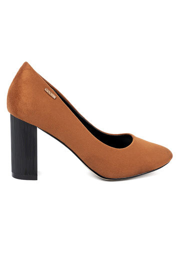 color marrón tacones altos en un poste negro 2