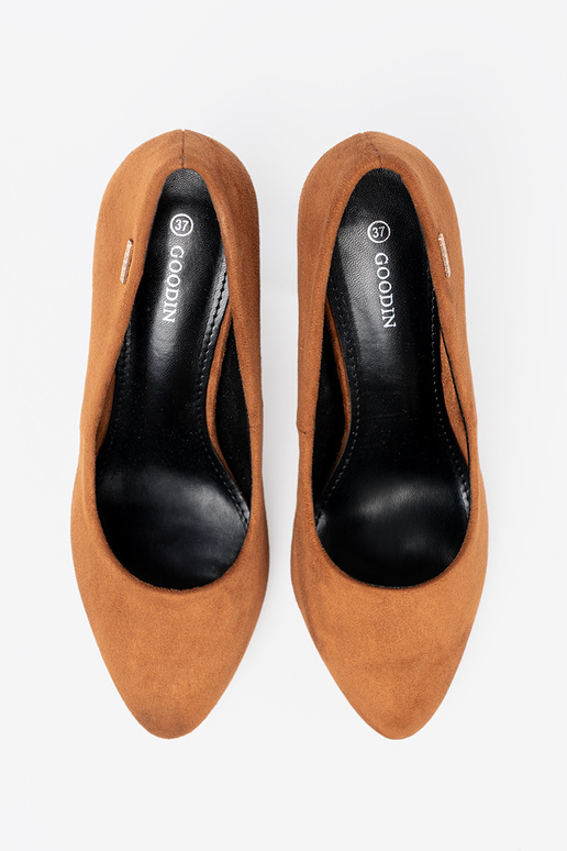 color marrón tacones altos en un poste negro