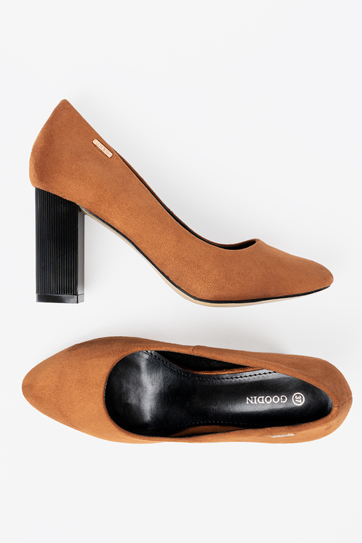 color marrón tacones altos en un poste negro