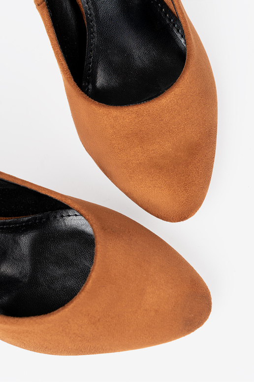 color marrón tacones altos en un poste negro