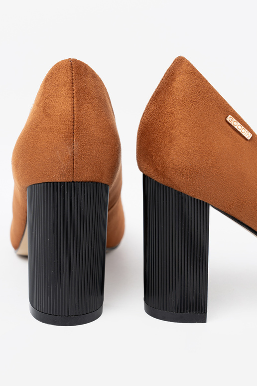 color marrón tacones altos en un poste negro