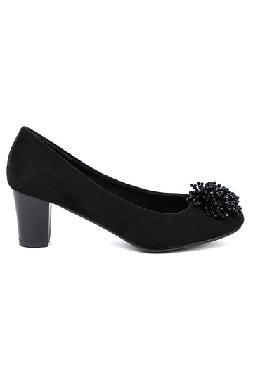 de color negro tacones altos z ozdobną broszką z koralikóA 2